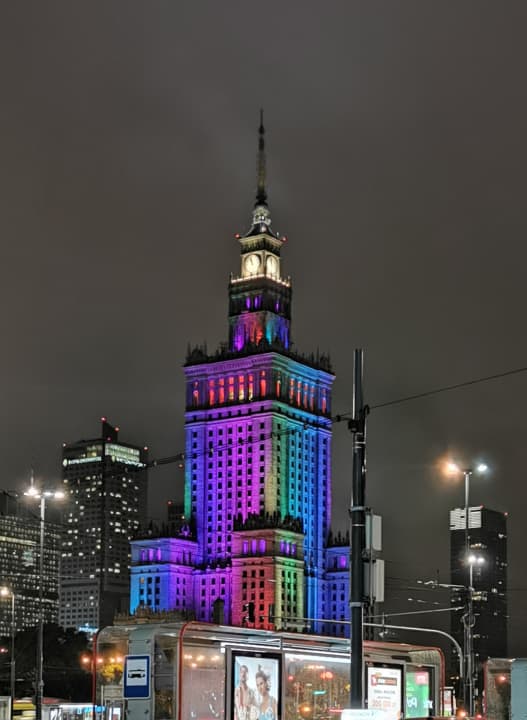 Kleurenspel: 's Nachts schittert het Paleis van Cultuur in het centrum van Warschau.