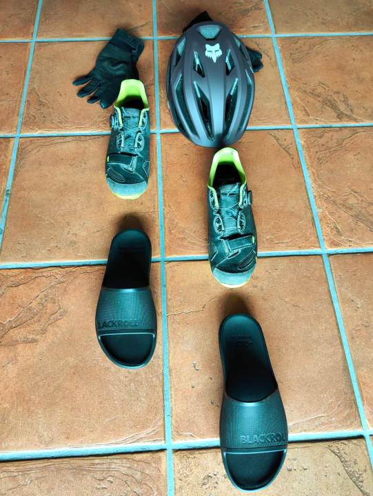 De weg naar herstel: Helm, handschoenen en MTB-schoenen uit, dan in de herstelpantoffels van Blackroll.