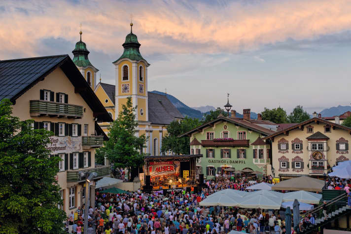 Zelfs in de zomer is er 's avonds meestal iets te doen in de dorpen van Kitzbühel.