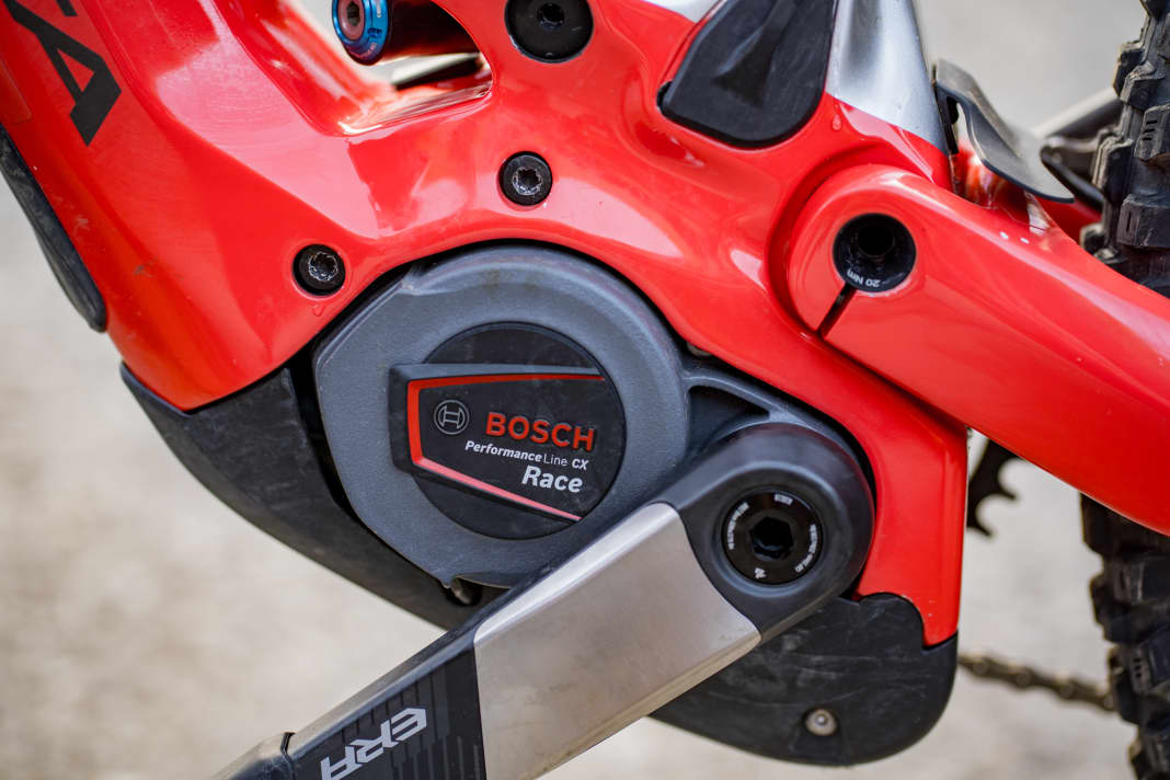 De CX Race van Bosch is speciaal ontworpen om mee te racen. De gelimiteerde krachtbron is niet alleen iets lichter, maar heeft ook de speciale racemodus geïmplementeerd. Deze geeft de stuwkracht bijzonder direct en agressief vrij en heeft ook een bijzonder lange caster.