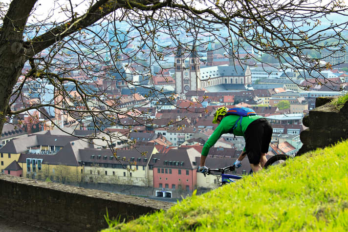Stad, land, rivier - en: gepassioneerde locals! De studentenstad Würzburg is een echte trailtopplek. | Foto: Matthias Rotter