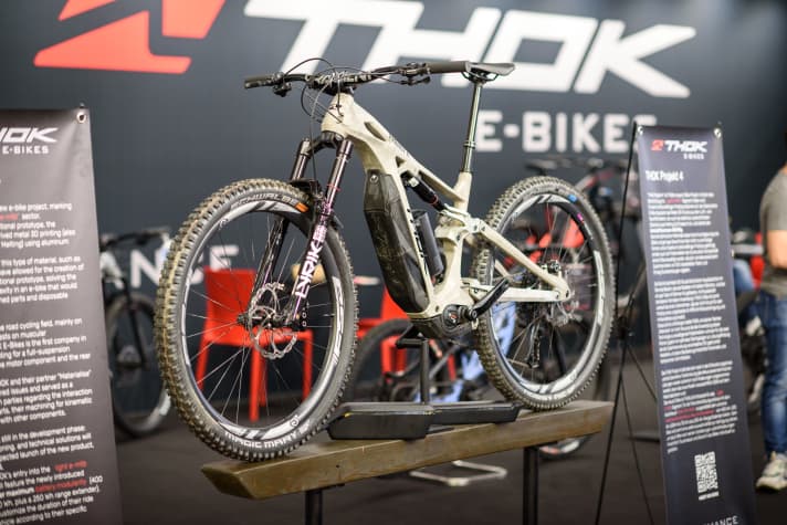 Het prototype van de nieuwe Thok-fiets met Bosch SX-aandrijving is gemaakt van aluminium met behulp van een 3D-printproces. De uiteindelijke fiets heeft een carbon frame en een volledig of semi-geïntegreerde accu zoals hier afgebeeld.