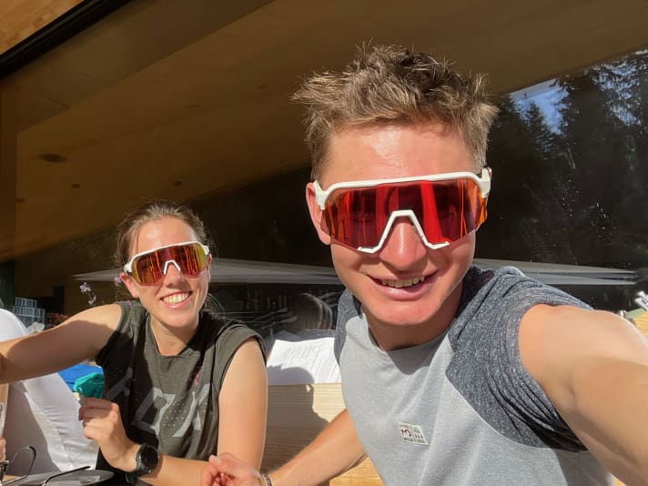 Het Diasporal Alpen Challenge Team, Mona en Philipp, nemen een pauze van de zon.