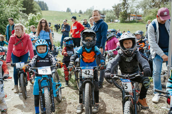 Steeds meer gezinnen ontdekken de mountainbikesport zelf. Fabrikanten reageren en brengen een ware stroom coole kinderfietsen op de markt.