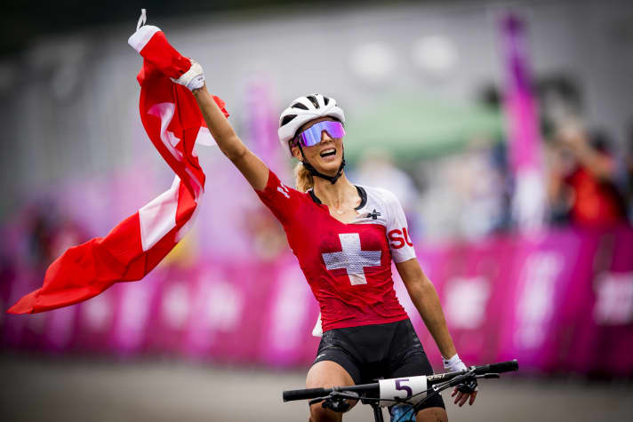 Op de mountainbike is er een cross-country wedstrijd voor vrouwen, die werd gewonnen door Jolanda Neff ...