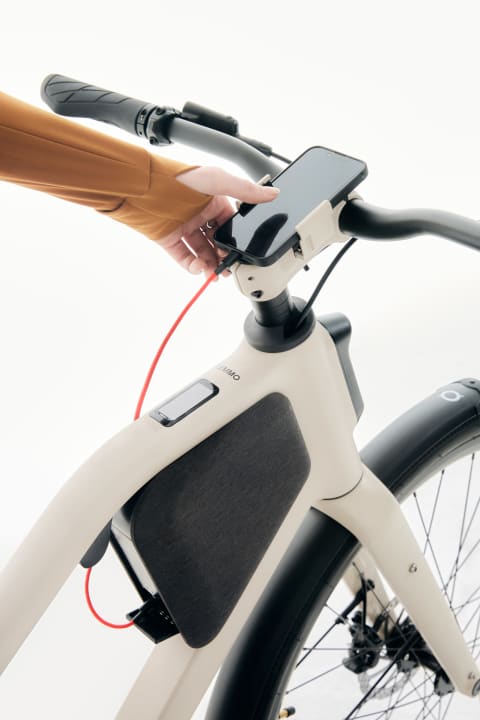 Stop je mobiele telefoon in de geïntegreerde houder, laad de kabel op naar de Smartpac en je kunt (bijna) eindeloos navigeren... of telefoneren op de fiets.
