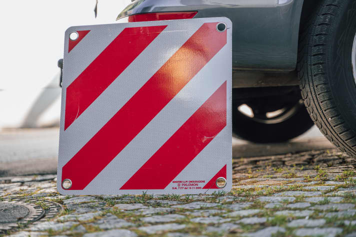 50 x 50 centimeter en rode en witte strepen moeten het waarschuwingsbord zijn voor reizen in Italië.