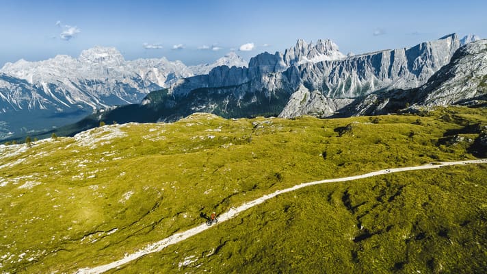 Dag twee begint met de eeuwig lange afdaling op de beroemde Strada de la Vena en eindigt met een sensationele enduro-trail terug naar Cortina.