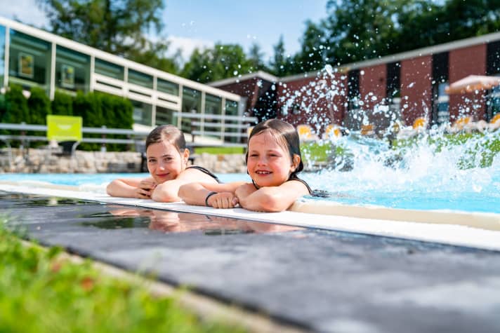 Plezier voor het hele gezin: een buitenzwembad zorgt voor verfrissing in de zomer