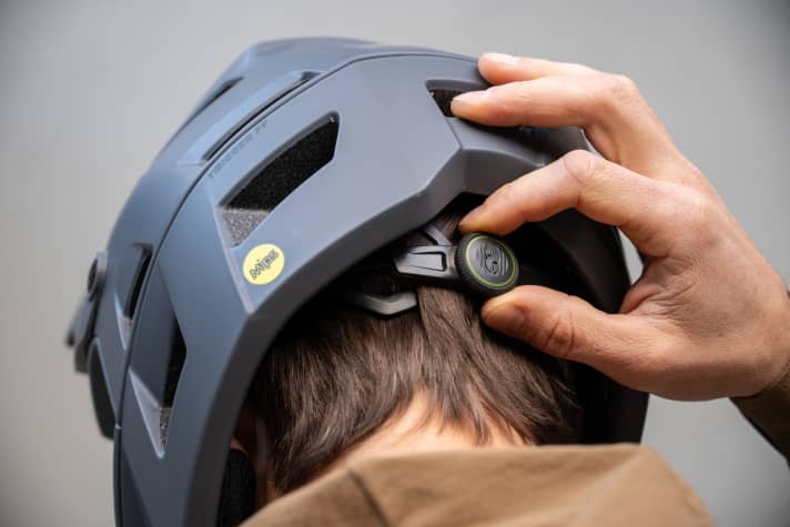 In tegenstelling tot klassieke downhill-helmen vertrouwt de lichtgewicht Trigger FF op een ratelsysteem aan de achterkant van het hoofd, dat wordt gebruikt om de helm aan het hoofd te bevestigen. Dit is bekend van normale fietshelmen.