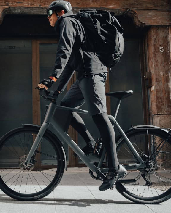 Minder kleuraccenten in urban grey, maar zeker in stijl op pad: de Lemmo One E+ City Bike.
