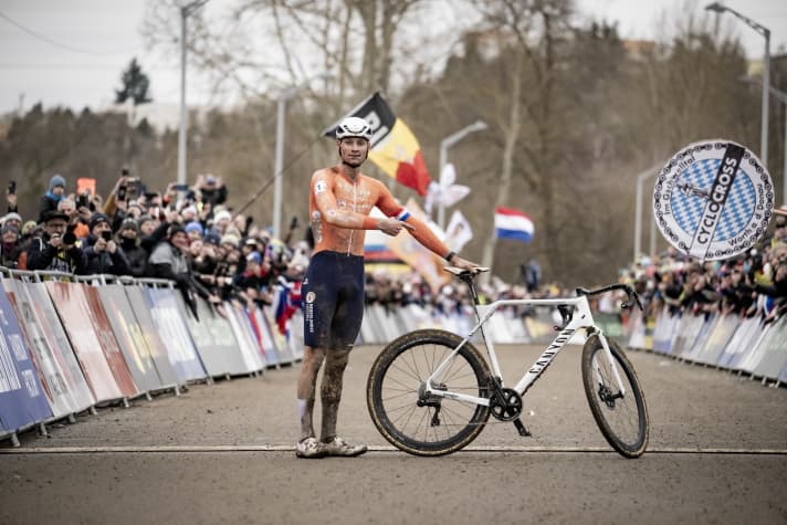 Mathieu van der Poel behaalde begin 2024 zijn meest recente succes op de veldrit. Zijn zesde wereldtitel in deze discipline! Maar ook op mountainbikes is de allrounder al vele malen succesvol.
