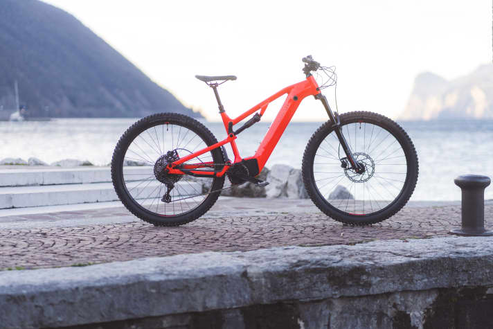 Is dit hoe een e-mountainbike eruit ziet voor minder dan 3000 euro? In dit geval wel! Maar de Rockrider met zijn chique silhouet is een absolute uitzondering in deze prijsklasse.
