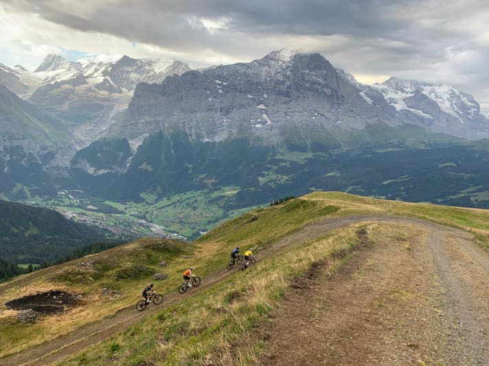 Op de lange afstanden van alpine marathons, zoals hier bij de Eiger Bike Challenge, kopen de deelnemers de beste uitzichten die een mountainbiker kan hebben op 2000 tot 3000 meter hoogte.