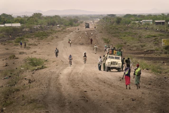 Net als hier in Kenia moeten de deelnemers aan de ruim 9000 kilometer lange Tour d'Afrique voorbereid zijn op veel onverharde wegen.