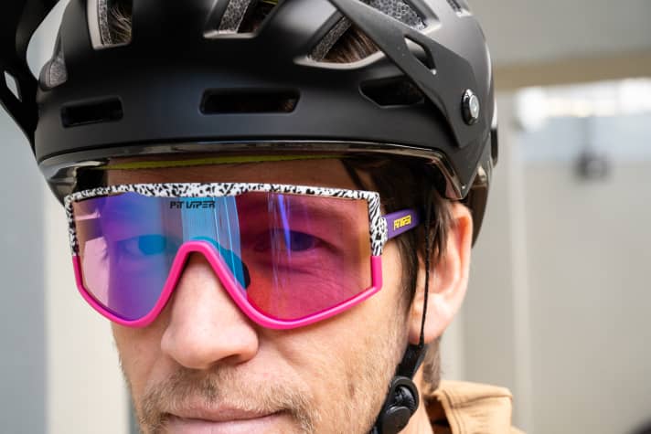 De grote bril bestrijkt het gezichtsveld breed en biedt een goede bescherming tegen de wind tijdens het fietsen. Als u rimpels rond uw ogen wilt beschermen tegen nieuwsgierige blikken, kunt u spiegelglas gebruiken.