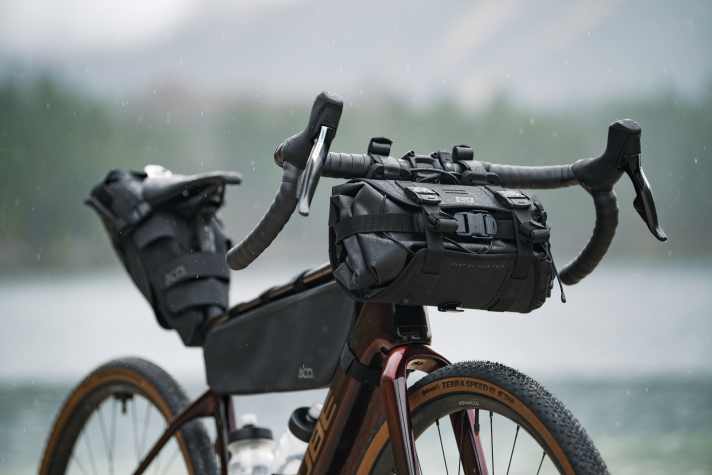 Bijpassende fietstassen voor stuur, frame en zadel zijn verkrijgbaar bij Cube's eigen merk Acid.