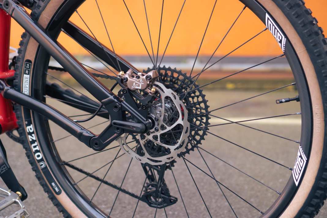 Het VHP-frameplatform is verkrijgbaar met uitvaleinden van verschillende lengtes. Hierdoor heb je invloed op het rijgedrag en kan de fiets bereden worden met een 27,5 of 29 inch achterwiel.