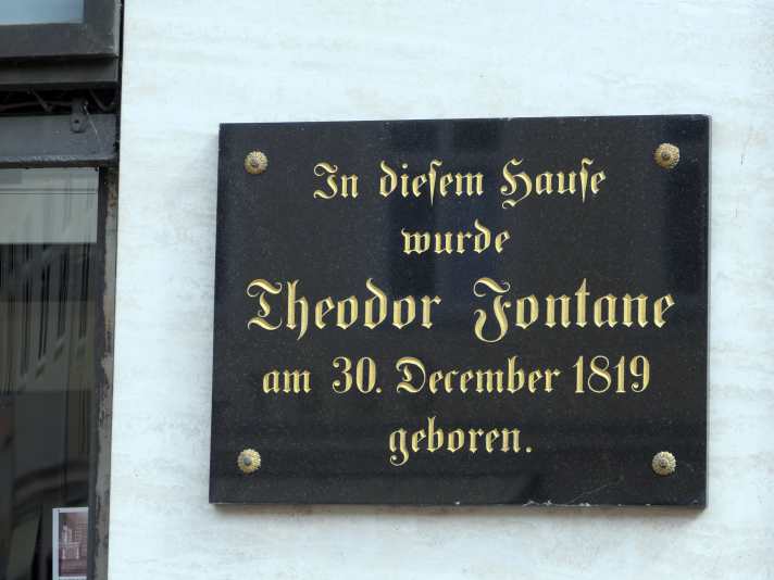 Theodor Fontane werd geboren in Neuruppin. Veel plaatsen verwijzen nog steeds naar het werk van de beroemde dichter.