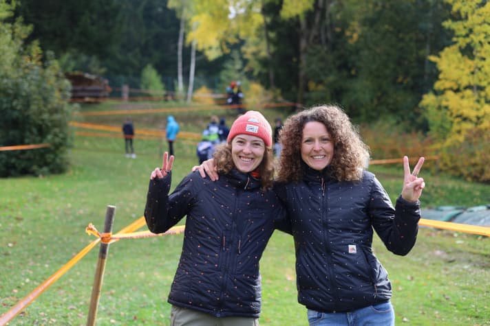Anne Terpstra (rechts) met ploeggenote Caroline Bohé (links). Elk jaar nemen de Ghost-vrouwen hun positieve jeugdervaringen in de club mee naar het BIKE-jeugdkamp.