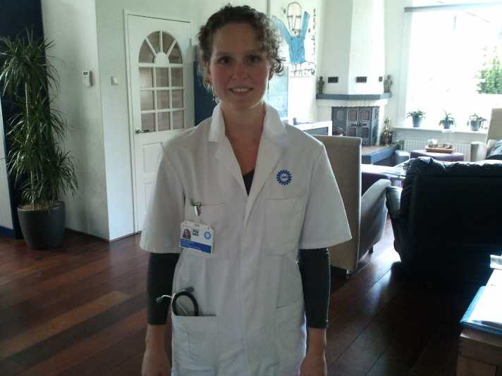 De eerste keer in een witte jas: Anne Terpstra rondde een bachelor geneeskunde af.