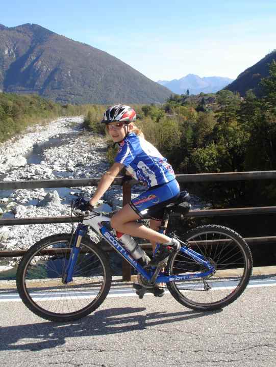 Nicole Koller op een vroege MTB-tocht. Samen met haar gezin bracht ze haar vakanties vaak door op fietsen en caravans, bijvoorbeeld aan het Gardameer.