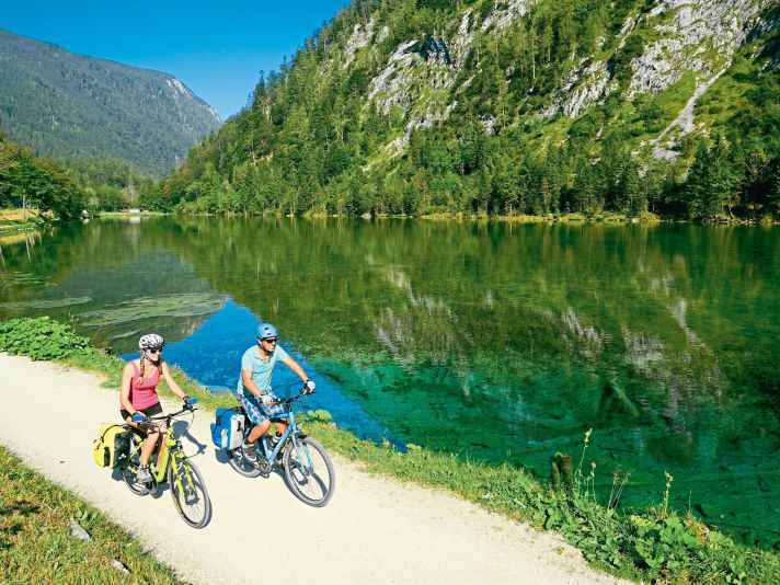 De Lödensee is een van de vele prachtige zwemmeren in de regio Chiemgau. Het schittert als een smaragd.
