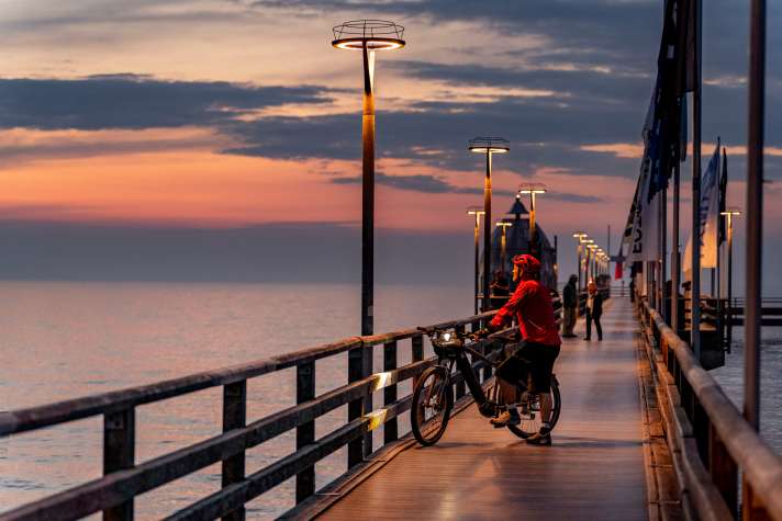 De pier is een niet te missen middelpunt en toeristische trekpleister op het strand van de badplaats Zingst aan de Oostzee.