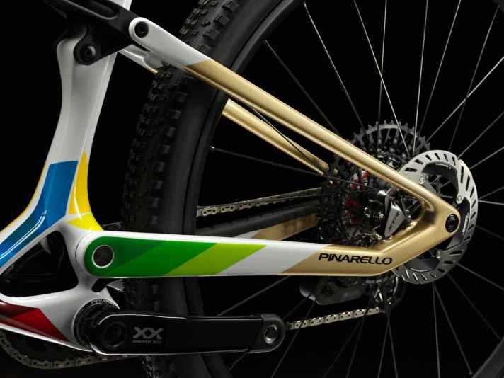 Een asymmetrisch achterdriehoeksysteem is ontworpen om de nieuwe Pinarello mountainbikes extra stijf en responsief te maken.