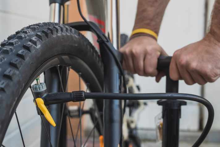 Fietsveercontrole: Alleen bij frequente fietsers is het loopvlak voor het rubber zelf versleten.
