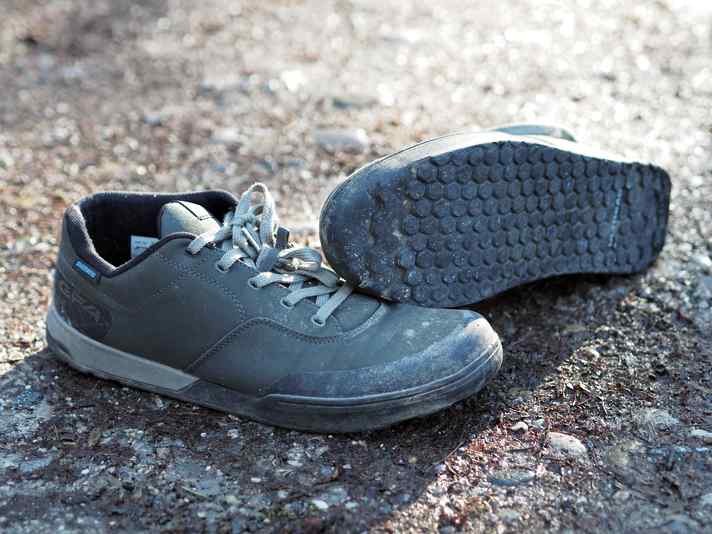 Shimano GF600 platte schoenen met stevige hiel- en teenbescherming