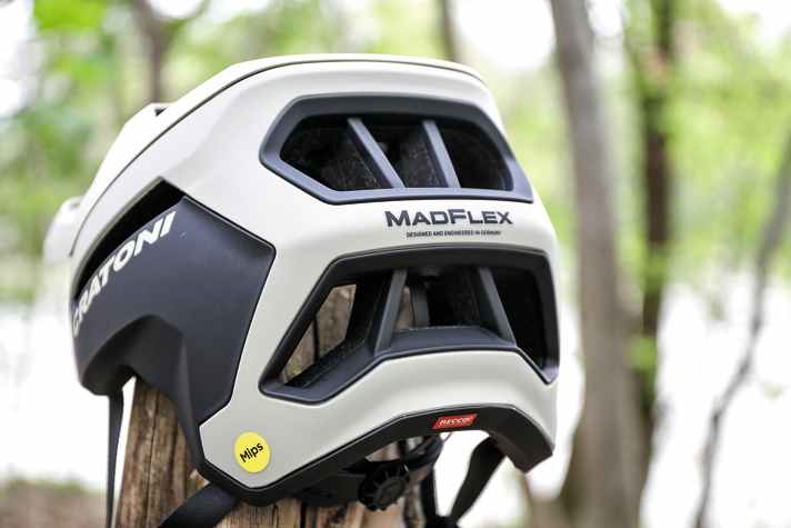 De achterkant van de Madflex is extra ver in de nek getrokken. Hierdoor omsluit de helm het hoofd zeer veilig en comfortabel.