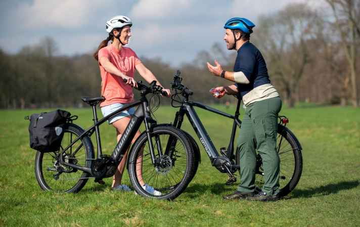 Ondersteunde toer-e-bikes zijn perfect voor het balanceren van verschillende prestatieniveaus op lange afstanden.